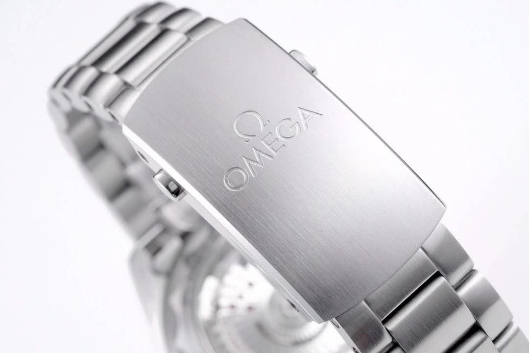 Seamaster Planet Ocean 600M Co-Axial Master Chronometer White Dial 39.5mm on Bracelet